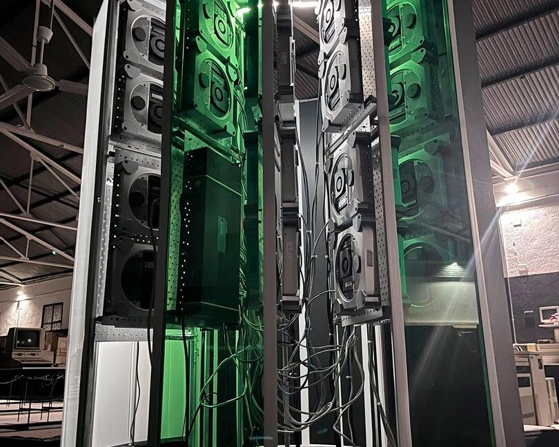 A Cray-1 supercomputer replica from 30 “obsolete” Mac Minis